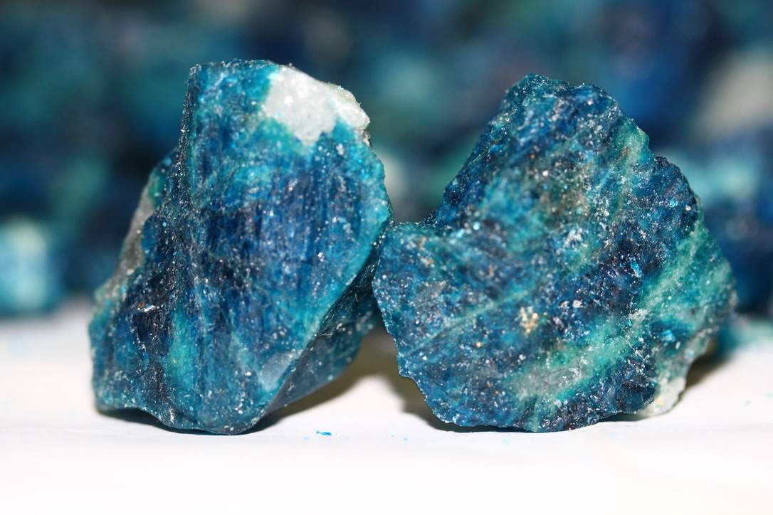 Discover Afghanite a fluorescent rocks