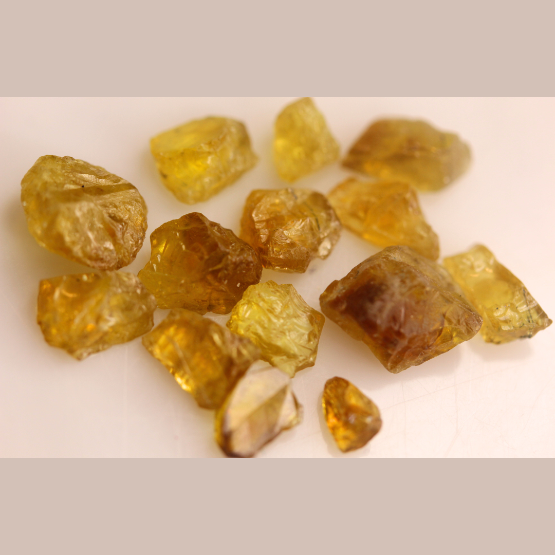 25 carats Natural Yellow Rough Sphene Titanite for Faceting / Cabbing Rough