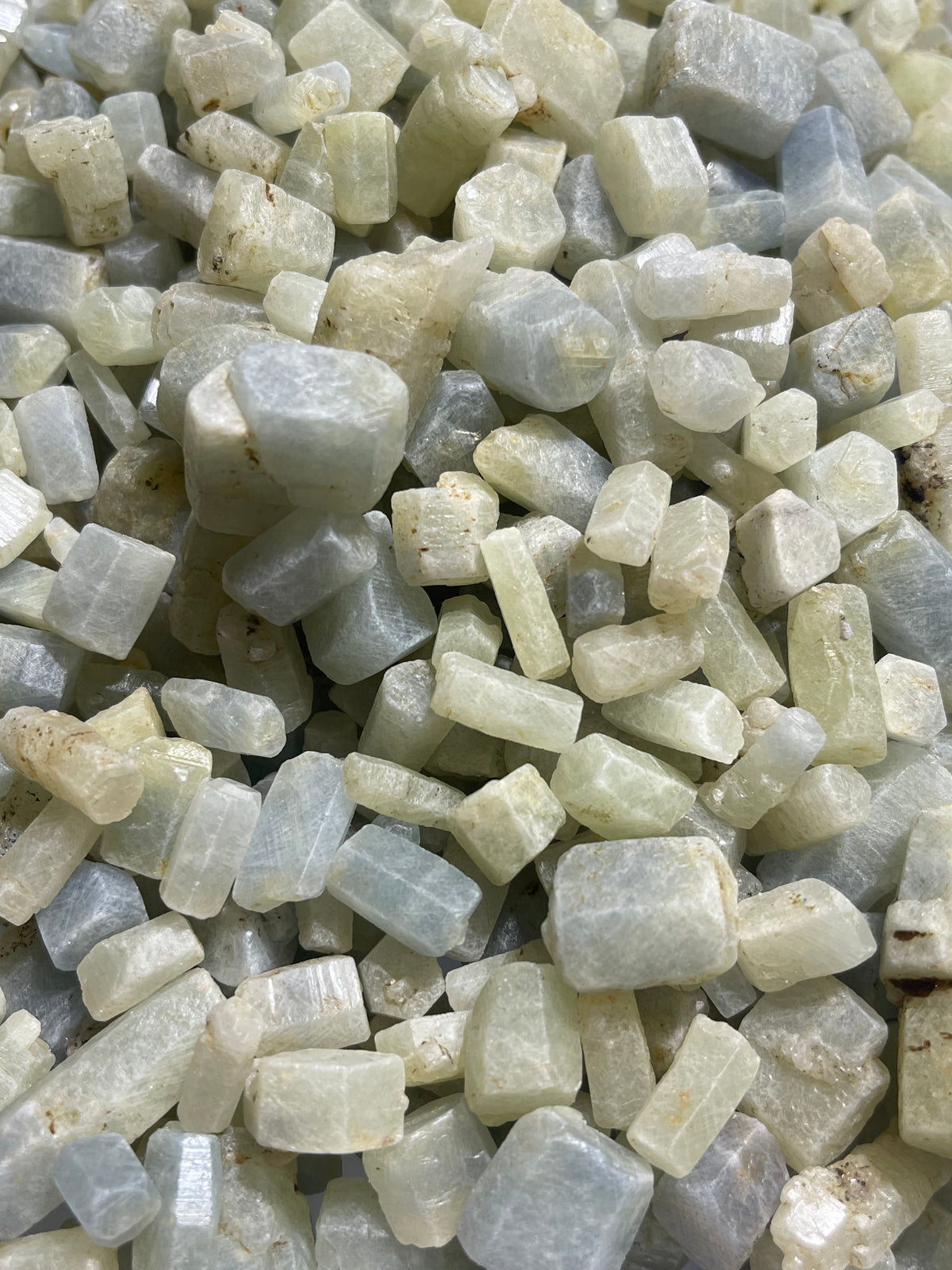 Cabochon grade raw sapphire stones