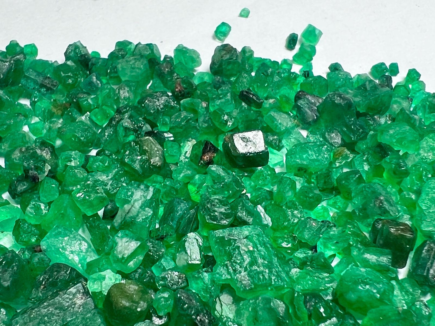 150 carats Vivid Green Raw Emerald Gemstones