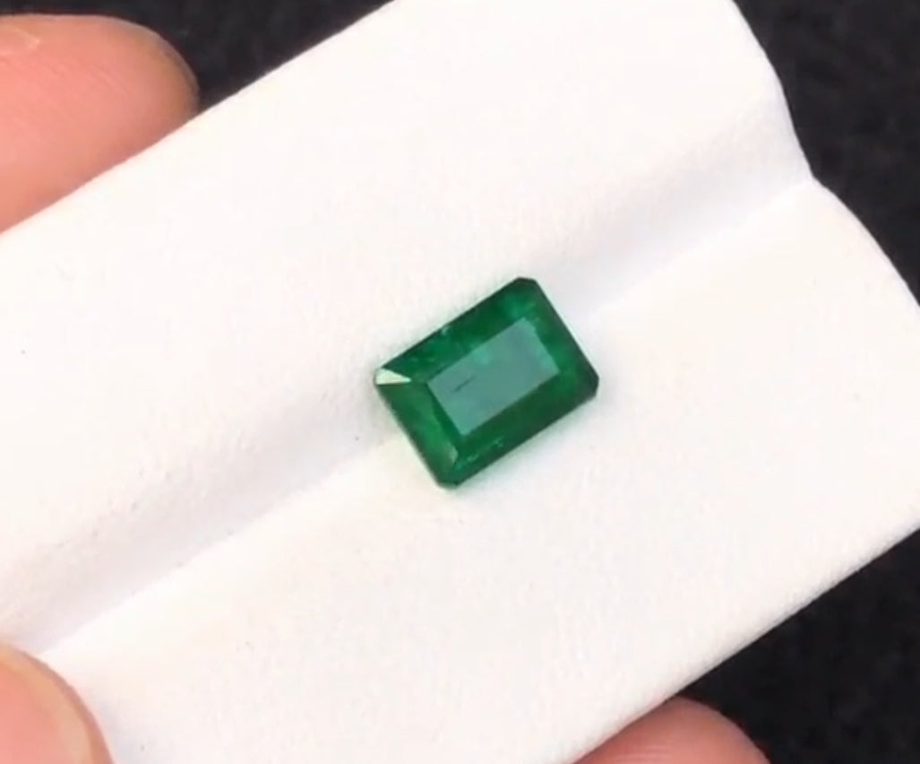 2.40 carats Emerald Cut Natural Vivid Green Emerald Stone