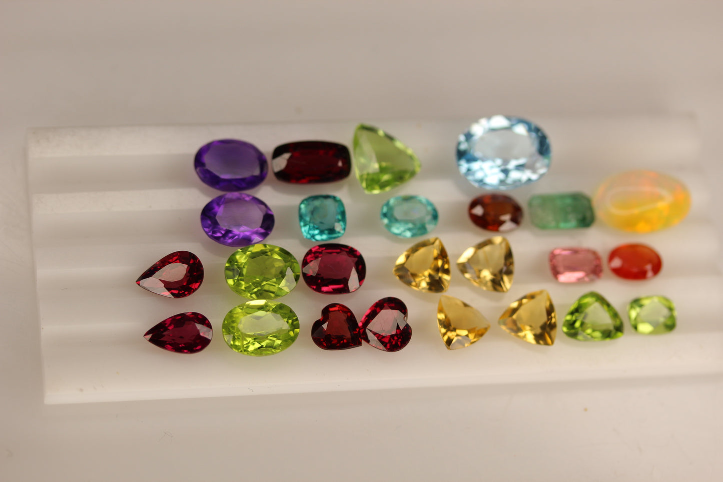 37 carats Loose Stones Peridots Opal Topaz Amethyst Citrine Apatite Zircon Garnetz Tourmaline Sapphire