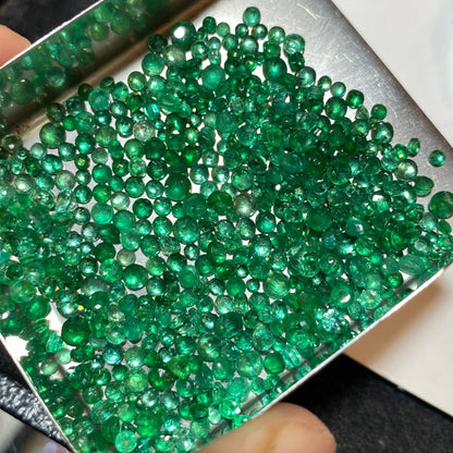 Round Brilliant Diamond Cut Emeralds in calliberation