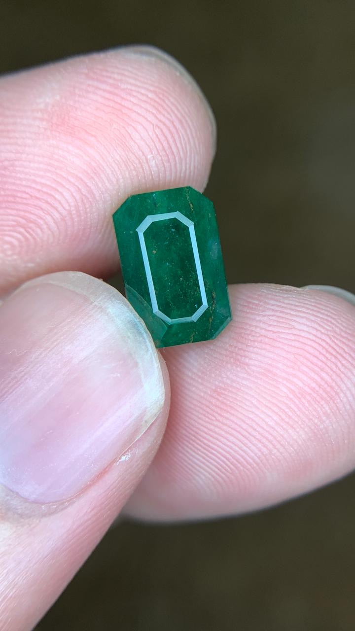 3.25 carats Vivid Green Swat Emerald