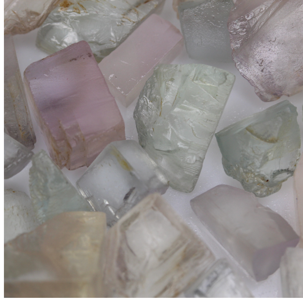 250 carats Raw Spodumene Kunzite Stones for Faceting