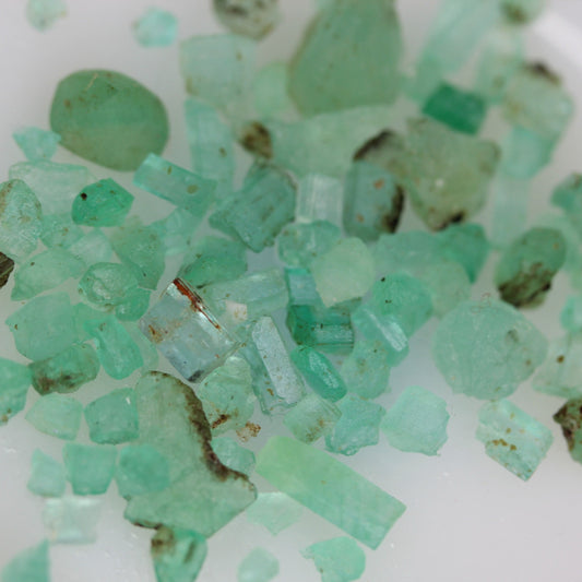emerald green for sale in raw for gemstone cutters