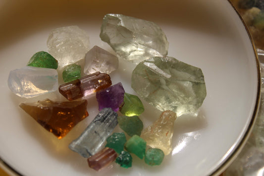 126 carats Facet grade Mixed Stones Prasiolite, Emeralds, citrine, hackmanite, scapolite, aquamarine, tsavoritea, Lavandar