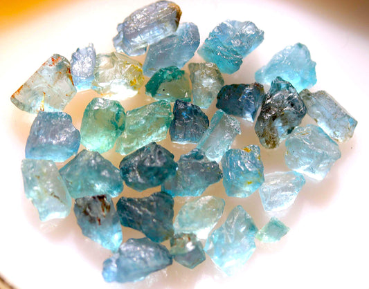 76 carats Santa Maria Natural Aquamarine Stone for Faceting and Cabbing