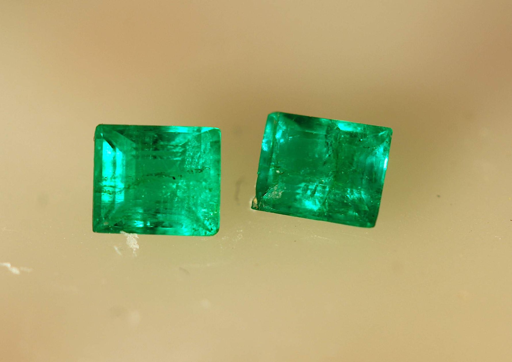 Natural Emerald Loose Precious Stones Pair