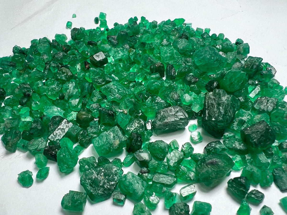 Swat vivid green Rough Emerald stones for cutting