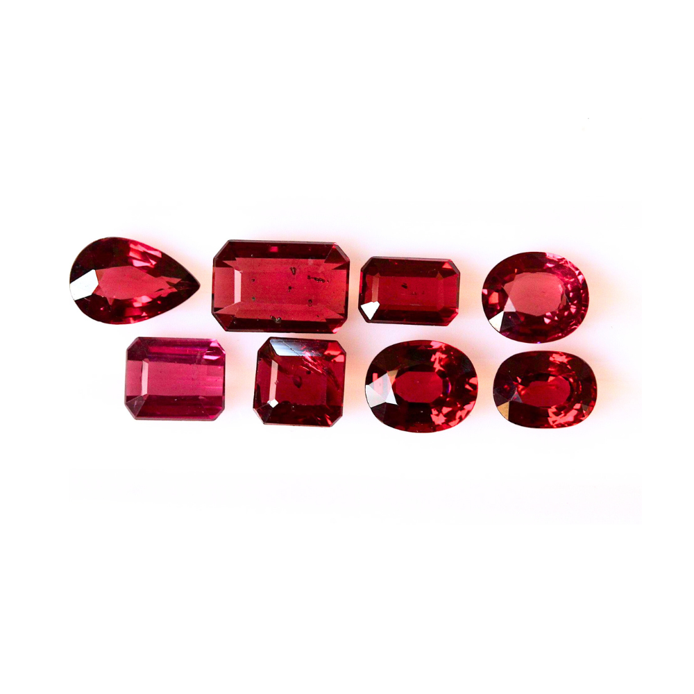 17.35 carats Oval Emerald Cut Garnet - Red - Rhodolite Garnets