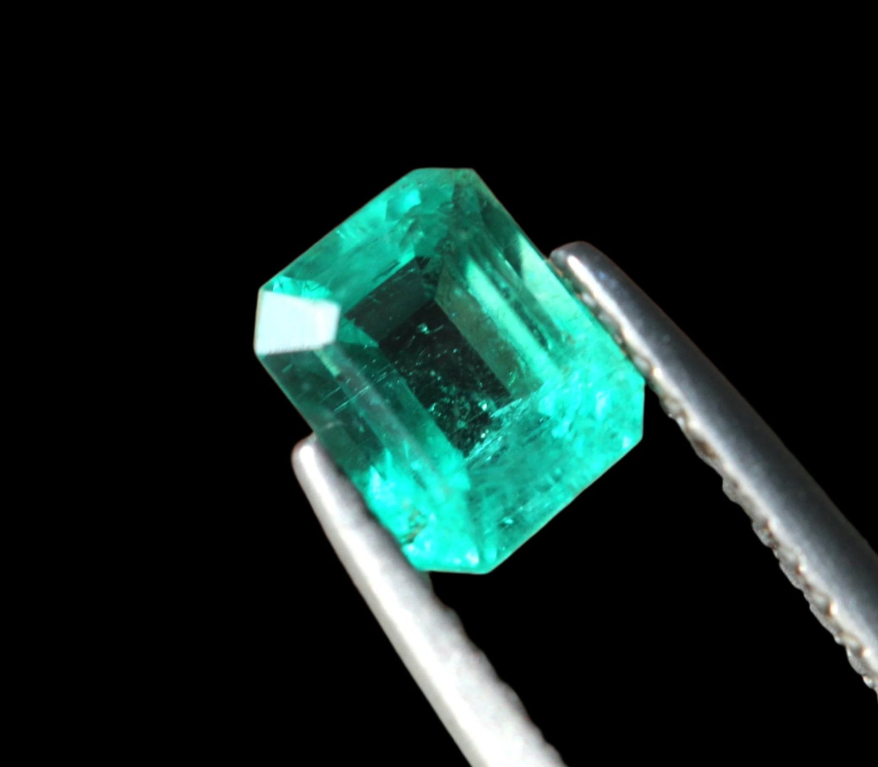 Vivid Green 0.85 carats Panjshir Emerald