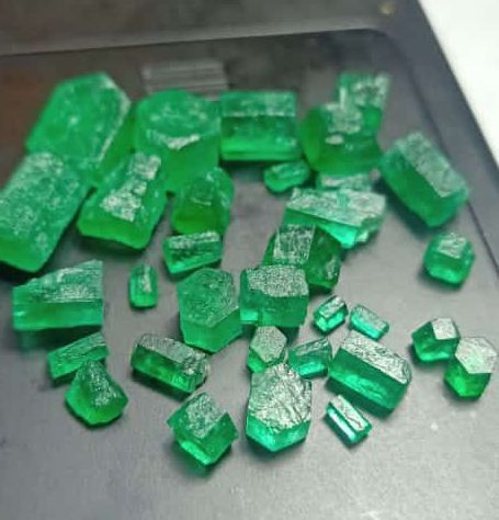 52 carats Vivid Green Swat Emeralds for Cutting
