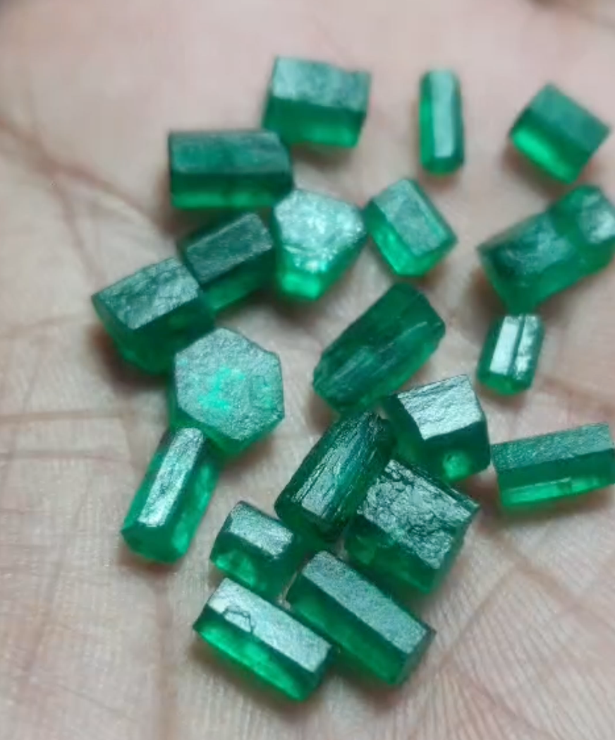 25 carats Raw Vivid Green Emeralds Stones for faceting
