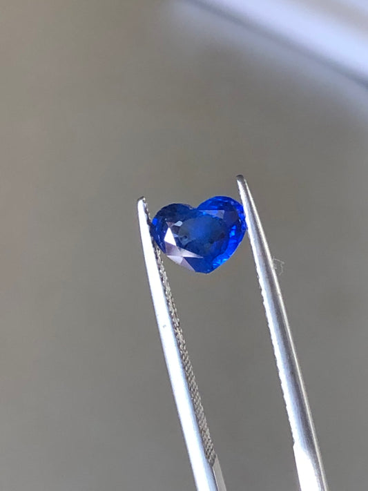 0.87 carats Heart Shape Royal Blue Sapphire