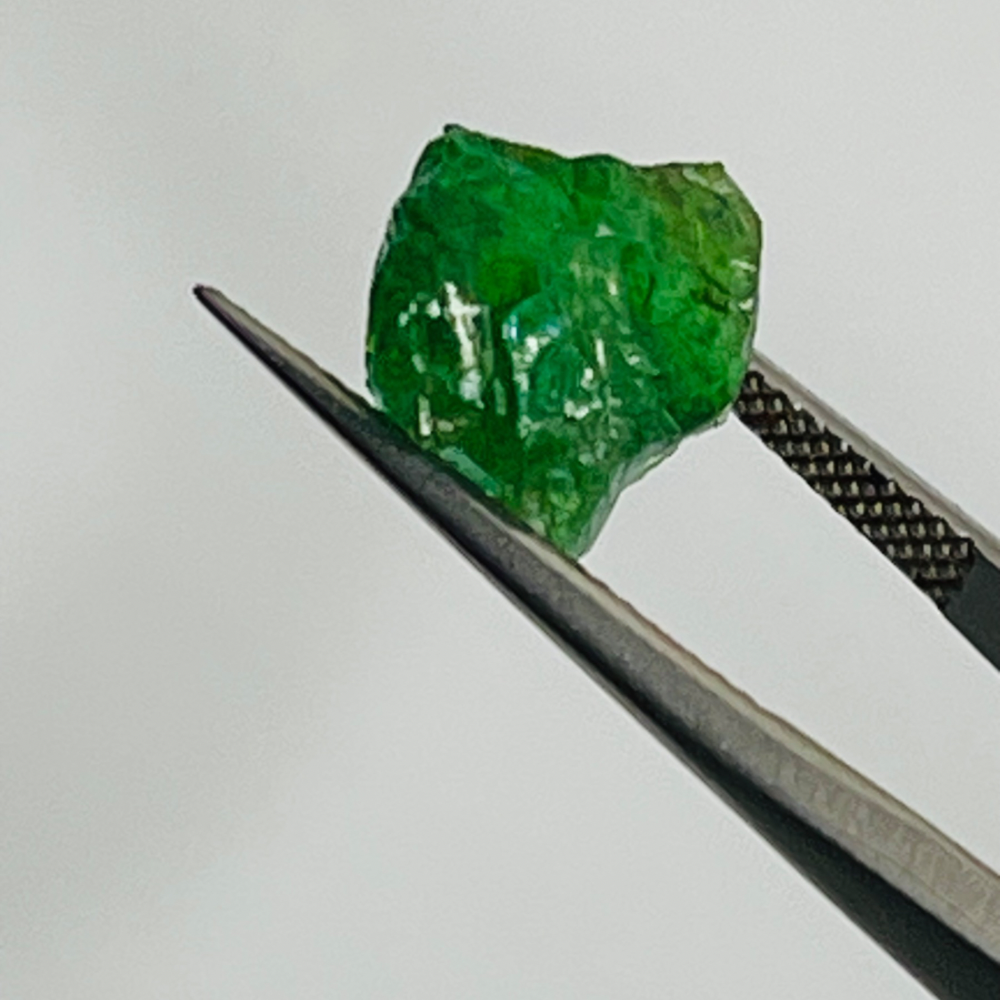 8 carats Natural Green Tsavorite Garnet Rough for Sale