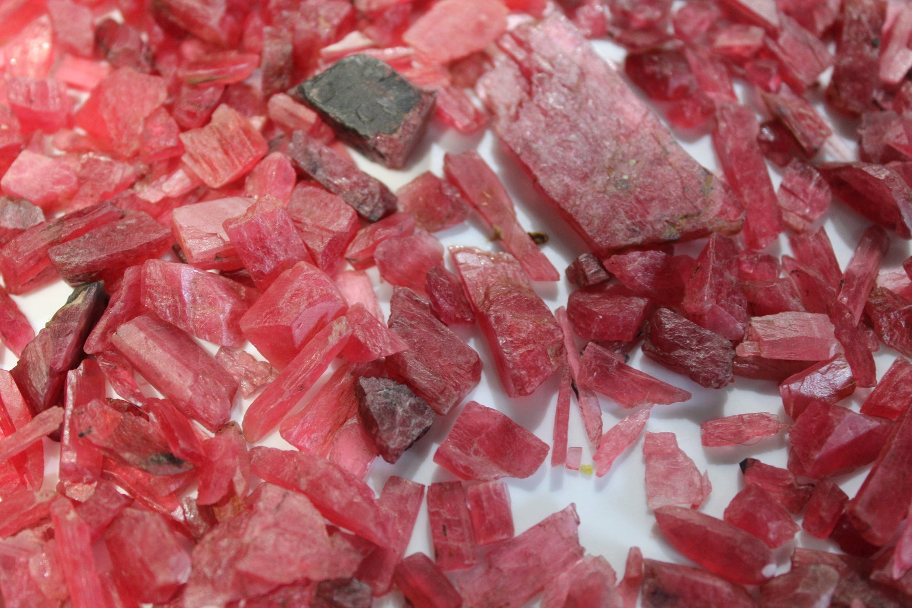 Genuine Rhodonite crystals | Raw Rhodonite Crystals – Folkmarketgems