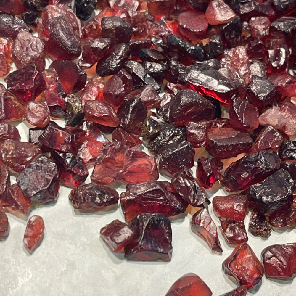 1 killo Facet Grade Raw Rhodolite Garnets Stones for Faceting and Cabbing