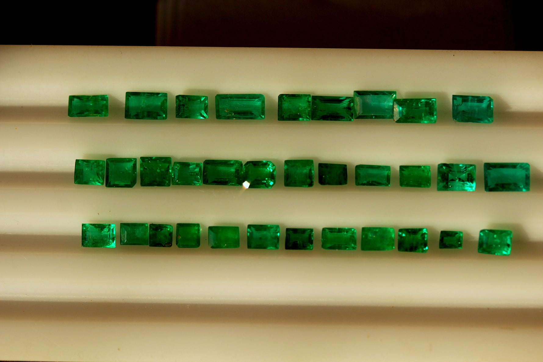 melee size Emerald gemstones