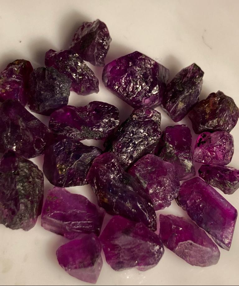 90 carats  Kashmir Sapphire Raw Stones for Cutting