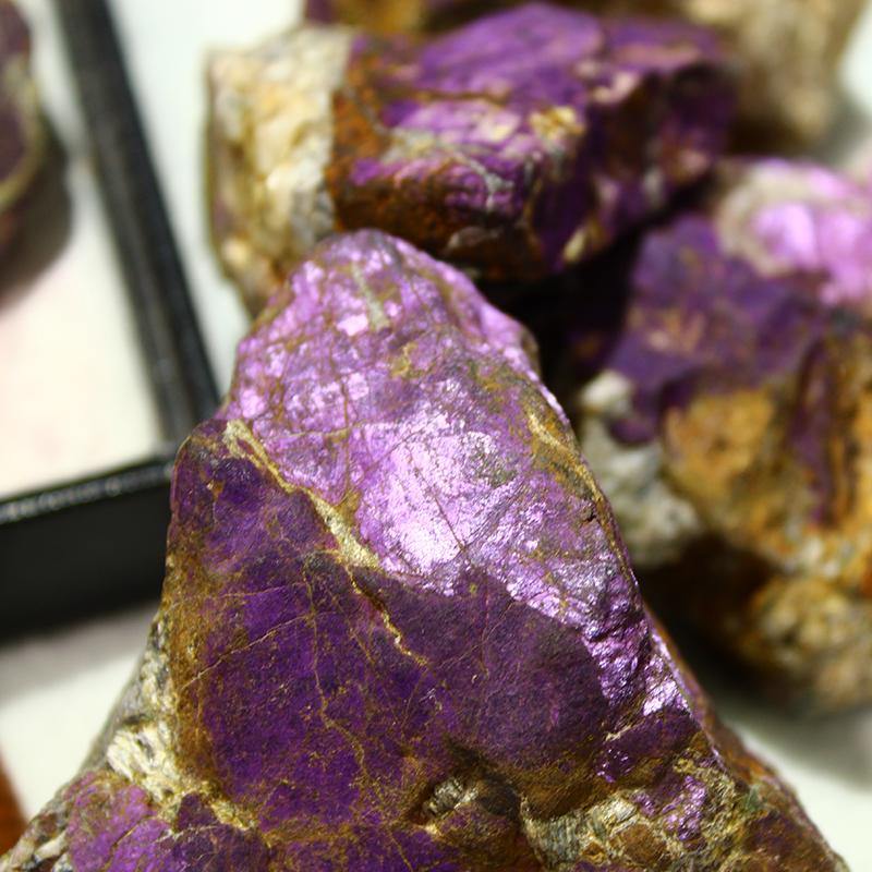 Natural purpurite rough stones